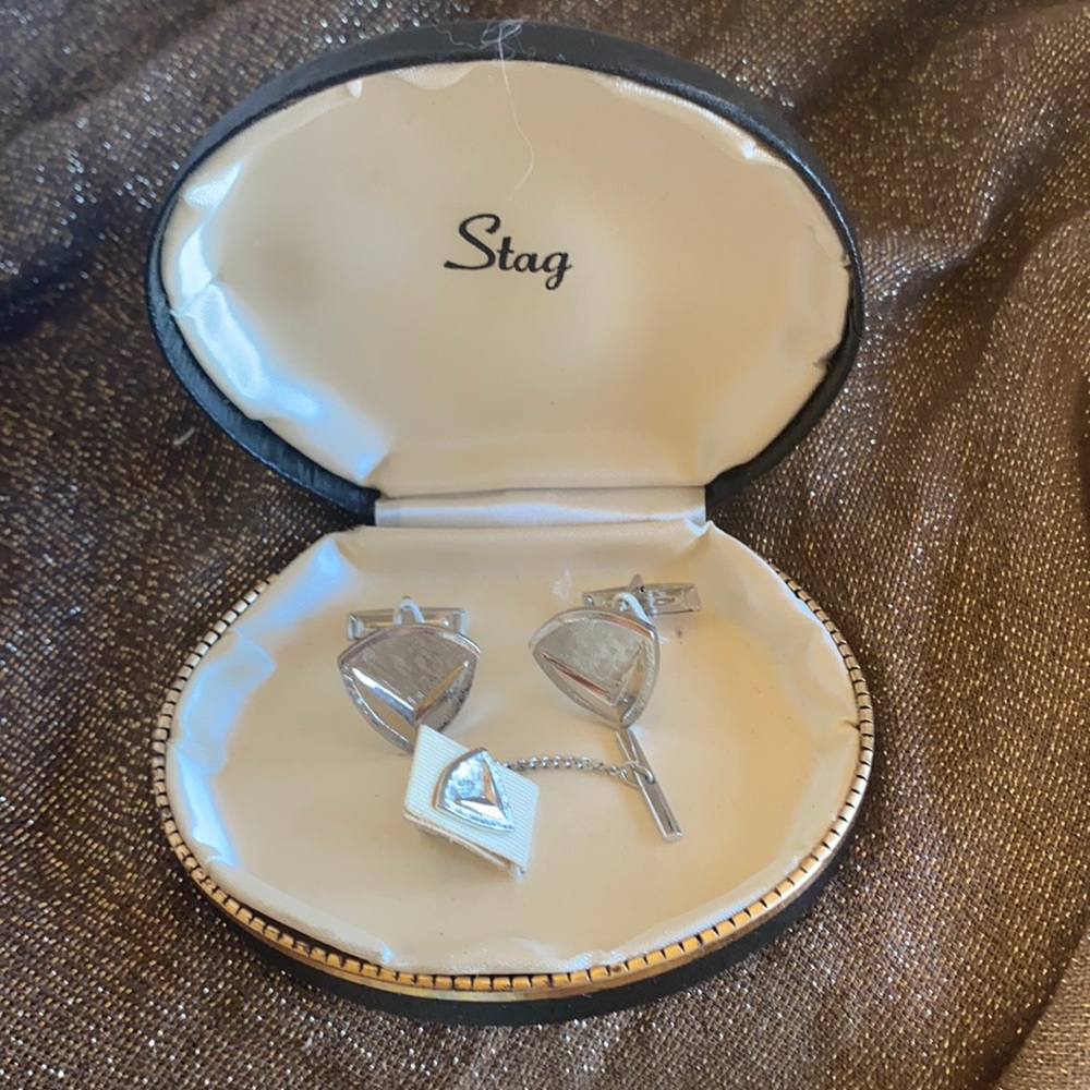 VTG Stag silver tone shield shape with “V” mid-century cuff link set in box